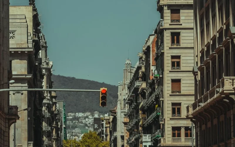 Calle urbana con edificios multifamiliares y azoteas