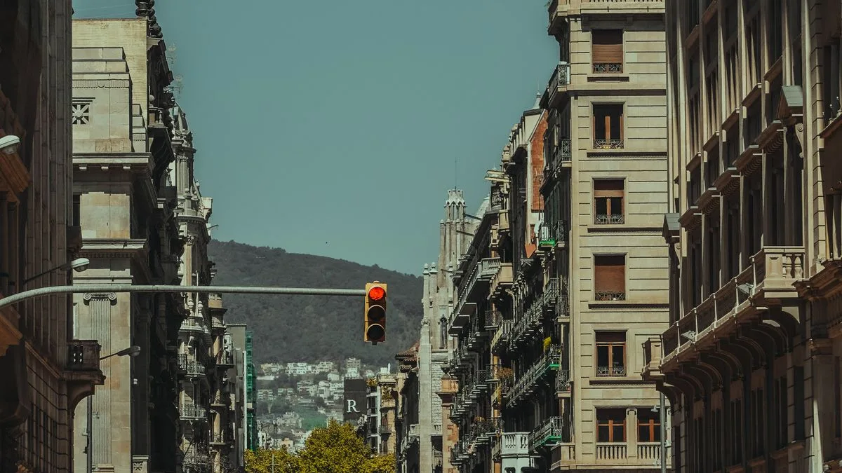 Calle urbana con edificios multifamiliares y azoteas
