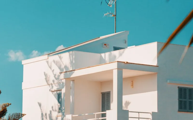 Vivienda moderna de varios niveles con fachada blanca