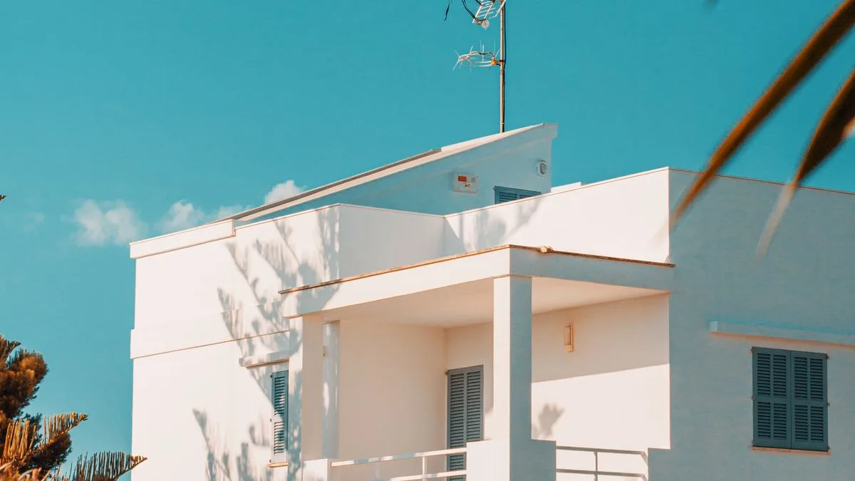 Vivienda moderna de varios niveles con fachada blanca