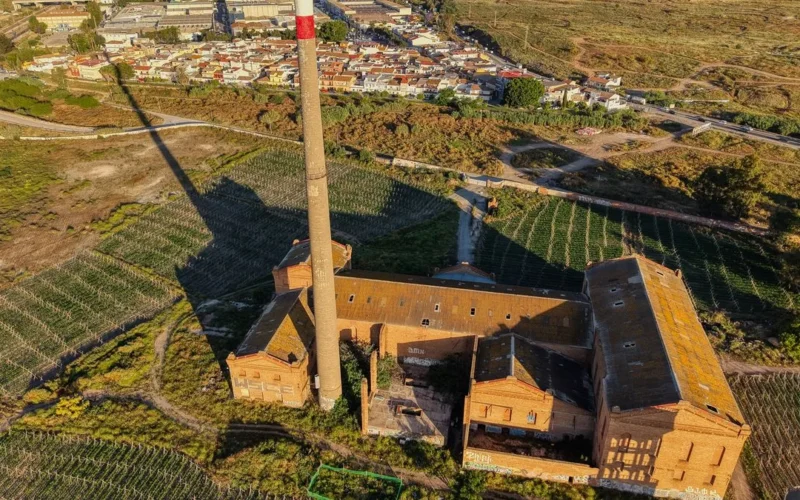Vista aérea de un terreno con edificación y linderos