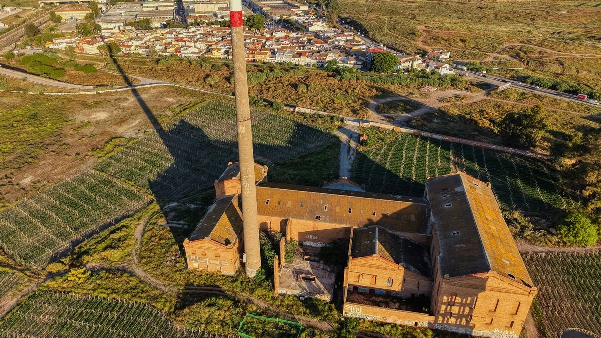Vista aérea de un terreno con edificación y linderos