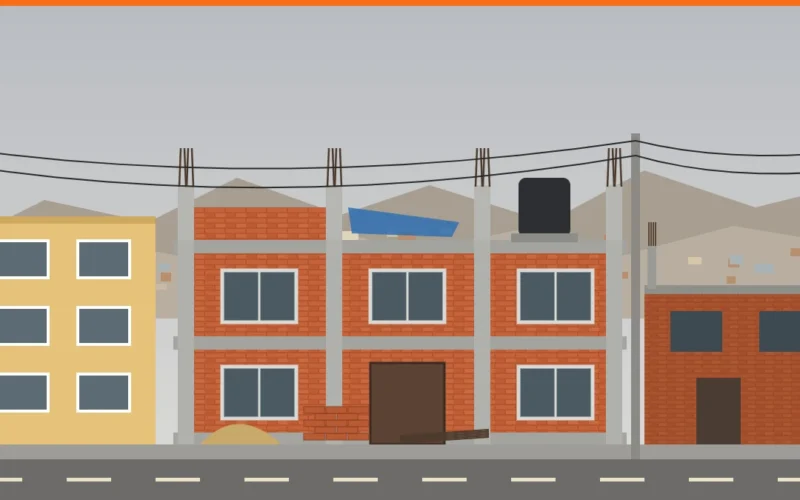 Vivienda de autoconstrucción en Lima con ladrillo expuesto, columnas con fierros de espera y tercer piso inconcluso