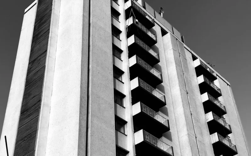 Fachada de edificio multifamiliar de altura