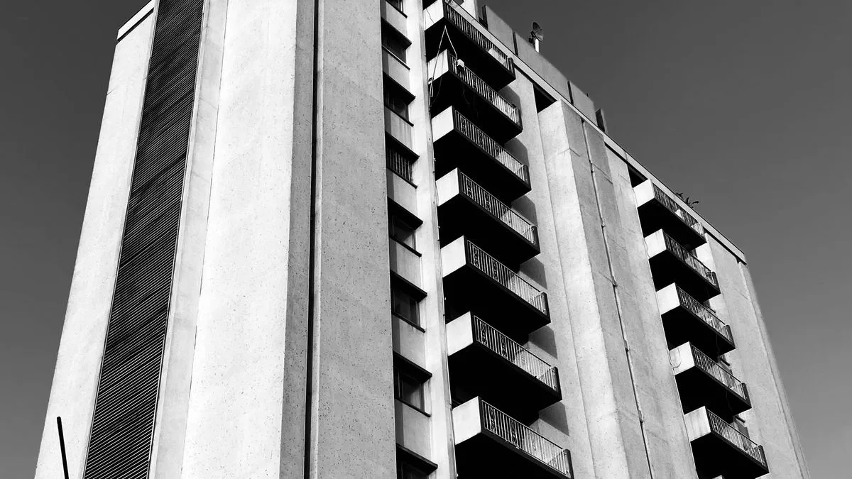 Fachada de edificio multifamiliar de altura