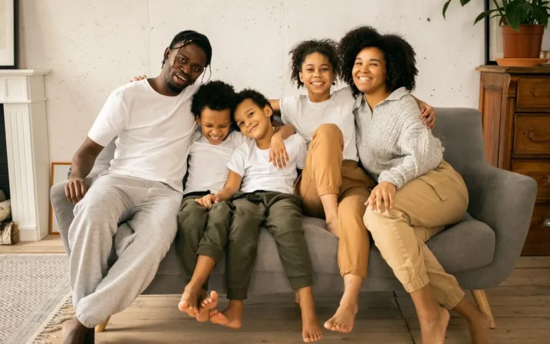 Familia reunida en la sala de su vivienda