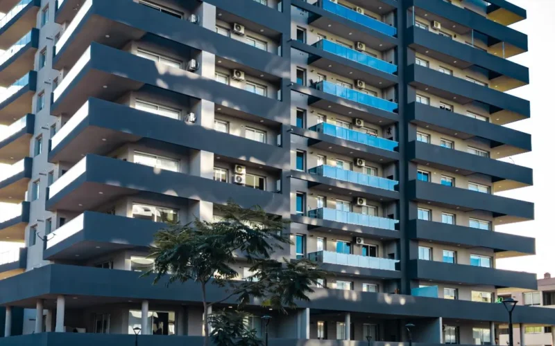 Edificio de departamentos con varios pisos independientes