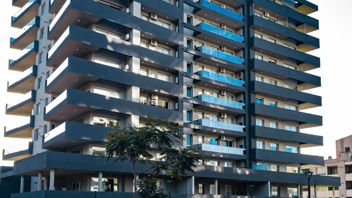 Edificio de departamentos con varios pisos independientes