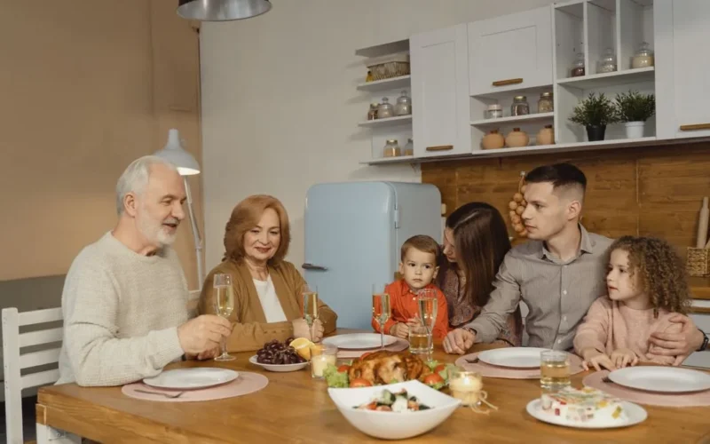 Reunión de propietarios alrededor de una mesa