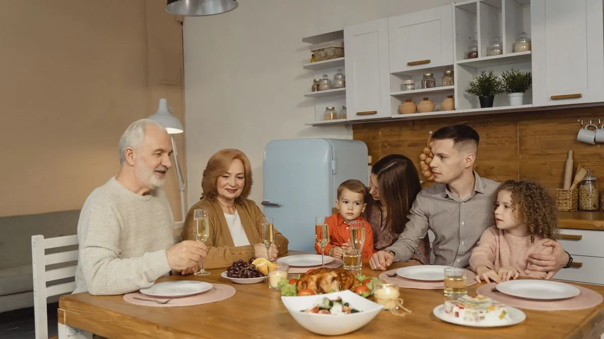 Reunión de propietarios alrededor de una mesa