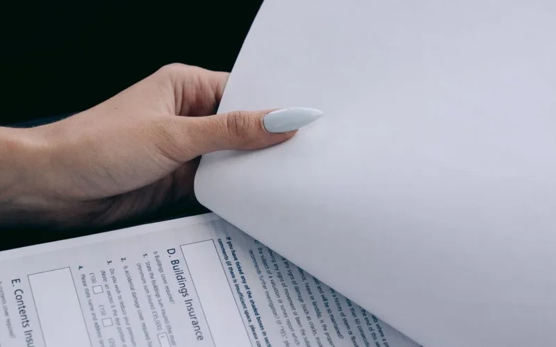 Revisión de documentos registrales antes de una compra