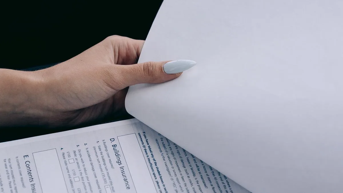 Revisión de documentos registrales antes de una compra