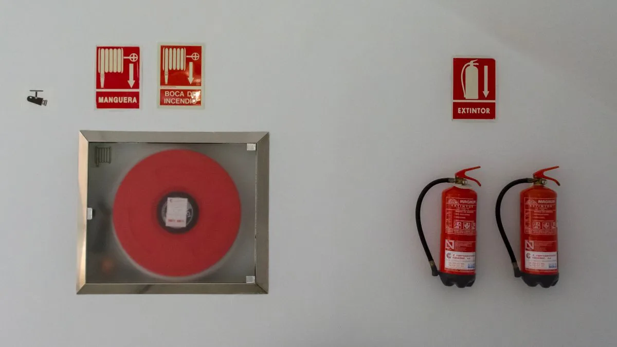 Extintor y señalización de seguridad en un local comercial