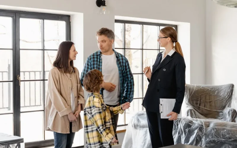 Agente inmobiliario mostrando una vivienda a compradores