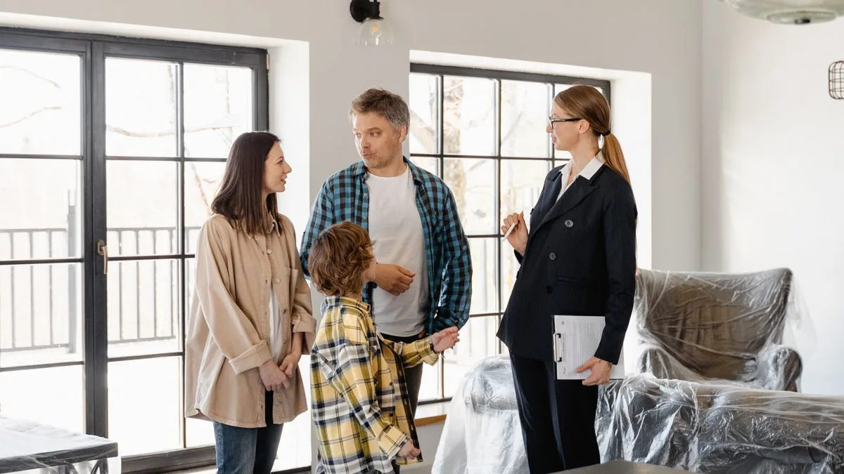 Agente inmobiliario mostrando una vivienda a compradores