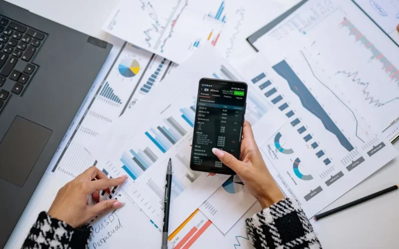 Análisis de inversión con gráficos financieros y calculadora